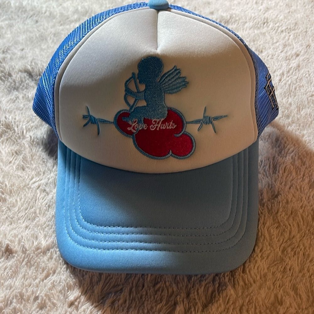 Love hurts hat